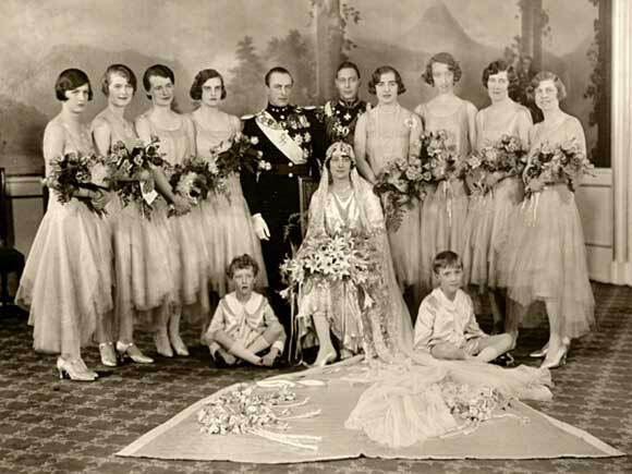Brudepar med forlovere og brudepiker  21. mars 1929. Foto: E. Rude, De kongelige samlinger